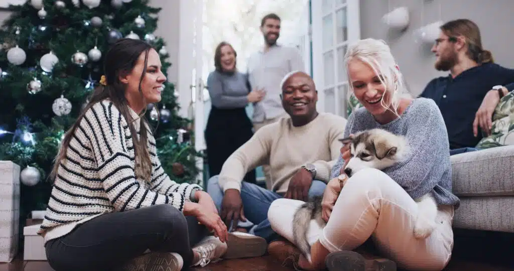 Eine Familie die einen entzückenden Husky-Welpen zu Weihnachten in die Familie aufnimmt.